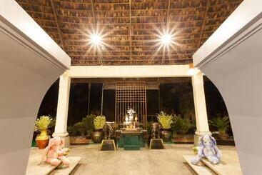 هتل The Briza Beach Resort, Samui