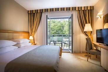 هتل Aminess Grand Azur