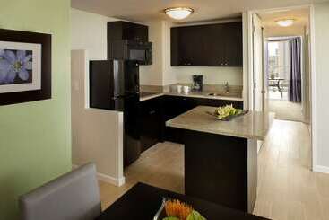 هتل Aqua Skyline At Island Colony