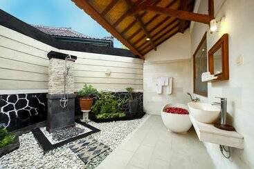 هتل Bali Taman Beach Resort & Spa Lovina