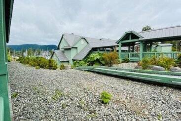 هتل Canadian Princess Lodge & Marina