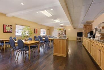 هتل Canmore Rocky Mountain Inn