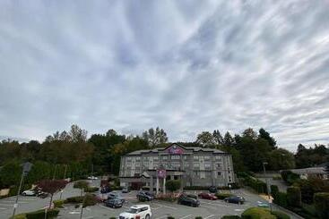 Coast Abbotsford Hotel & Suites