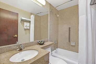 هتل Days Inn By Wyndham Jamaica / Jfk Airport
