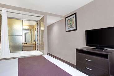 هتل Days Inn By Wyndham Jamaica / Jfk Airport