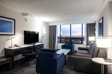 هتل Doubletree By Hilton Calgary North