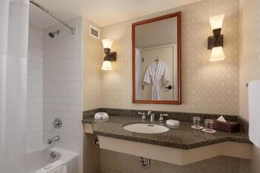 هتل St. Eugene Golf Resort & Casino