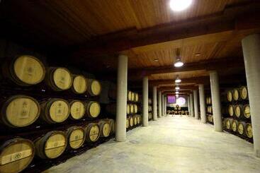 هتل Chateau Vinasoro