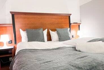 City Hotel West