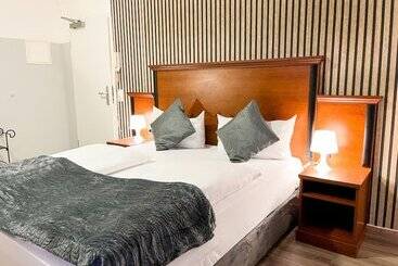 City Hotel West