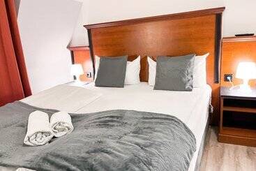 City Hotel West