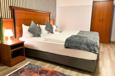 City Hotel West