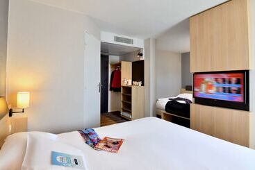 هتل Kyriad Tours Sud  Chambraylestours