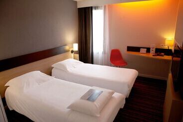 هتل Kyriad Tours Sud  Chambraylestours