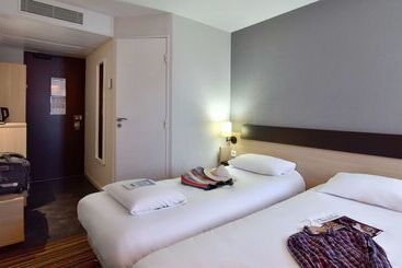 هتل Kyriad Tours Sud  Chambraylestours