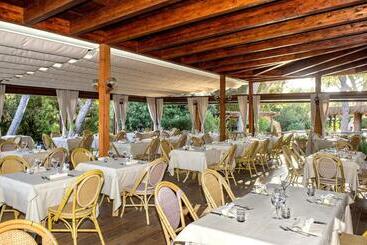 هتل Roccamare Resort   Ville E Appartamenti
