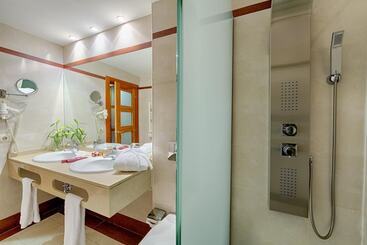 Azz Peñafiel Las Claras Hotel & Spa