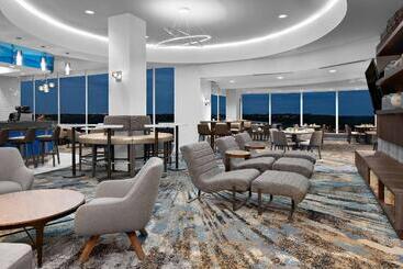 هتل Courtyard By Marriott Edmonton Downtown
