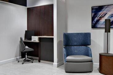 هتل Courtyard By Marriott Edmonton Downtown