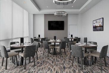 هتل Courtyard By Marriott Edmonton Downtown