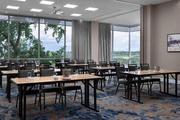هتل Courtyard By Marriott Edmonton Downtown