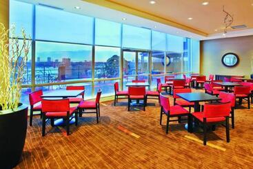 هتل Courtyard By Marriott Edmonton Downtown
