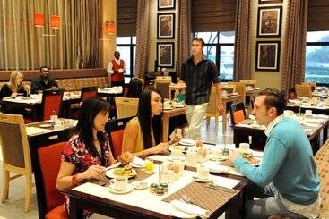 هتل Mondior At Emperors Palace