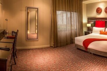 هتل Mondior At Emperors Palace
