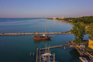 هتل Yacht Wellness & Business