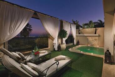 Royal Garden Villas, Luxury