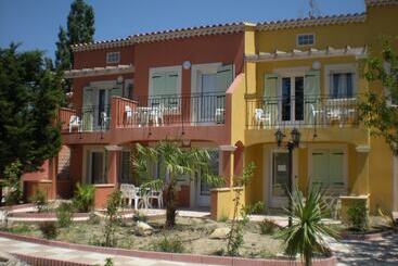 هتل Appart Court Inn Suites