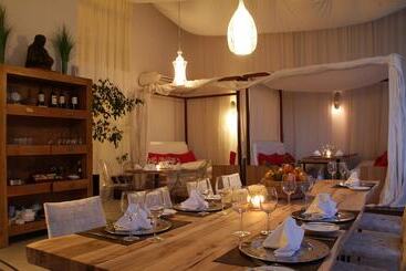 هتل Awa Boutique + Design