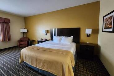 هتل Days Inn & Suites By Wyndham Sam Houston Tollway