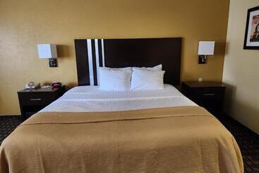 هتل Days Inn & Suites By Wyndham Sam Houston Tollway