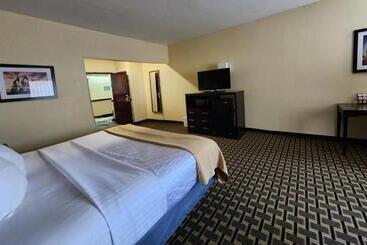 هتل Days Inn & Suites By Wyndham Sam Houston Tollway