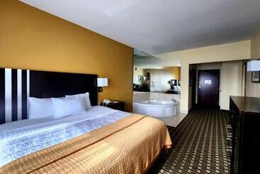 هتل Days Inn & Suites By Wyndham Sam Houston Tollway