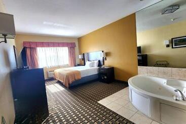 هتل Days Inn & Suites By Wyndham Sam Houston Tollway