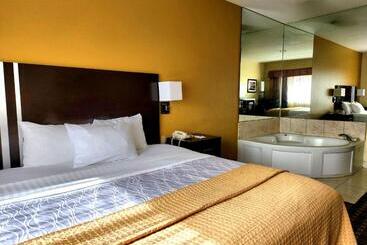 هتل Days Inn & Suites By Wyndham Sam Houston Tollway