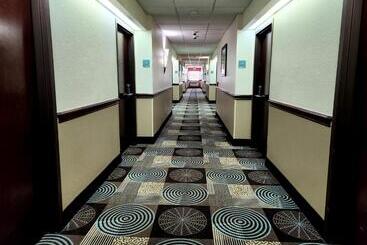 هتل Days Inn & Suites By Wyndham Sam Houston Tollway