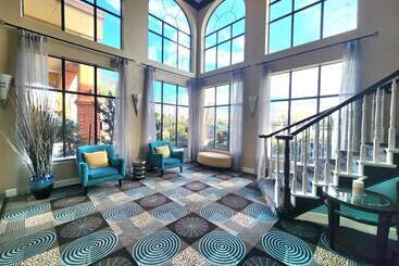 هتل Days Inn & Suites By Wyndham Sam Houston Tollway