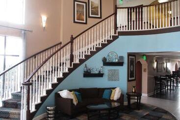 هتل Days Inn & Suites By Wyndham Sam Houston Tollway