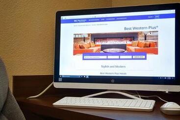 هتل Days Inn & Suites By Wyndham Sam Houston Tollway