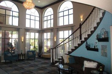 هتل Days Inn & Suites By Wyndham Sam Houston Tollway