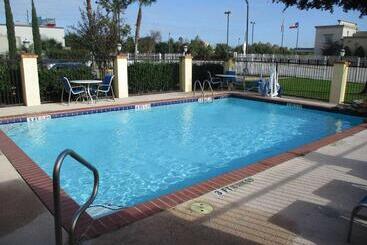 هتل Days Inn & Suites By Wyndham Sam Houston Tollway