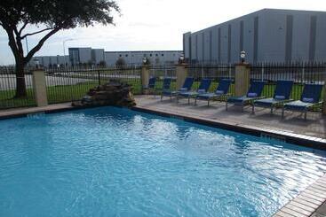 هتل Days Inn & Suites By Wyndham Sam Houston Tollway