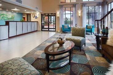 هتل Days Inn & Suites By Wyndham Sam Houston Tollway