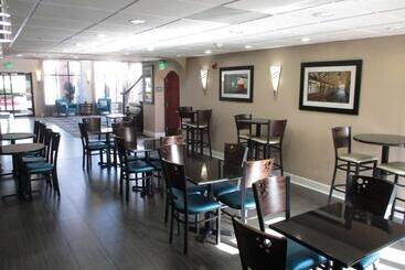 هتل Days Inn & Suites By Wyndham Sam Houston Tollway
