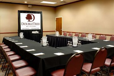 هتل Doubletree By Hilton Detroit  Dearborn