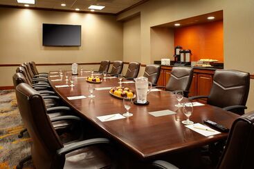 هتل Doubletree By Hilton Detroit  Dearborn