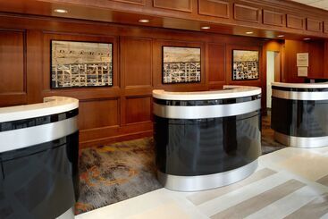 هتل Doubletree By Hilton Detroit  Dearborn